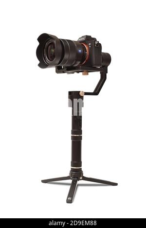 Stariy Oskol, Russie - 5 OCTOBRE 2020 : un appareil photo moderne sans miroir de Sony A7 avec stabilisateur Zhiyun sur fond blanc Banque D'Images