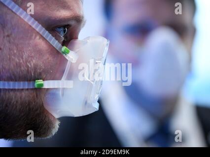 Erfurt, Allemagne. 05ème novembre 2020. Deux hommes portent des masques sur un stand au salon 'pro.vention' pour la protection contre les infections de corona. Selon les organisateurs, il s'agit du premier salon en Allemagne qui traite explicitement de la protection contre les pandémies. Le salon présentera de nouveaux produits et services qui aideront à contenir la pandémie et à prévenir les chaînes d'infection. Parmi les points focaux figurent la purification de l'air, les tests de corona, la technologie médicale et les logiciels pour la tenue de conférences et d'événements. Credit: Martin Schutt/dpa-Zentralbild/dpa/Alay Live News Banque D'Images