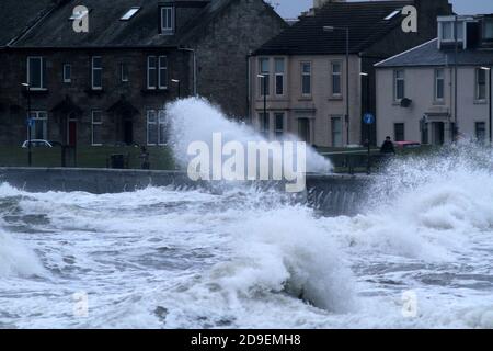 Troon , Ayrshire, Écosse, Royaume-Uni.Des vents violents et de fortes vagues s'écrasont sur la promenade de Troon Banque D'Images