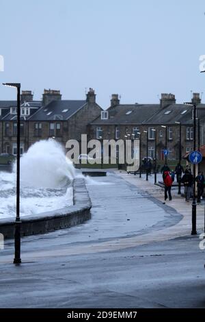 Troon , Ayrshire, Écosse, Royaume-Uni.Des vents violents et de fortes vagues s'écrasont sur la promenade de Troon Banque D'Images