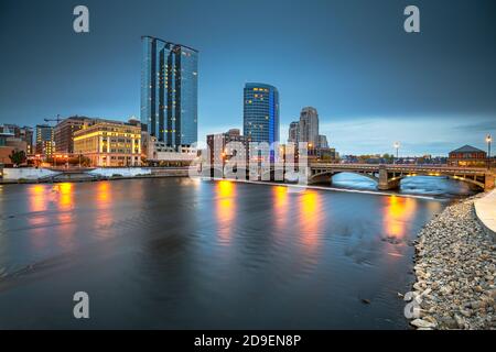 Grand Rapids, Michigan, USA Centre-ville sur la rivière Grand, au crépuscule. Banque D'Images