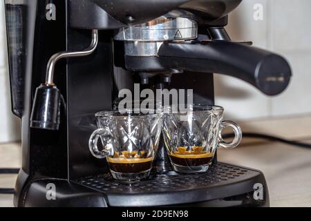 Processus de préparation de deux doses d'espresso à l'aide d'une machine à espresso. Café italien. Banque D'Images