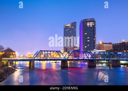 Grand Rapids, Michigan, USA Centre-ville sur la rivière Grand, au crépuscule. Banque D'Images