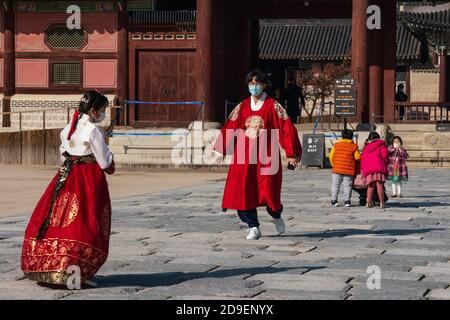 Séoul, Corée du Sud. 05ème novembre 2020. Un couple portant des vêtements traditionnels coréens et des masques protecteurs prend des photos au Palais Gyeongbokgung. Crédit : SOPA Images Limited/Alamy Live News Banque D'Images