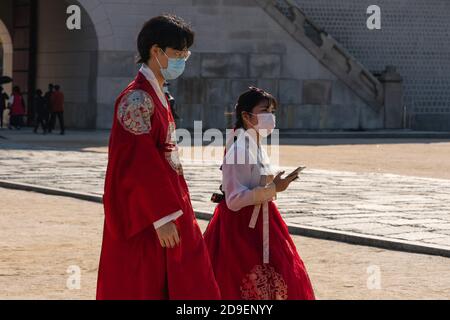 Séoul, Corée du Sud. 05ème novembre 2020. Un couple portant des vêtements traditionnels coréens et des masques protecteurs marche sont vus au Palais Gyeongbokgung. Crédit : SOPA Images Limited/Alamy Live News Banque D'Images