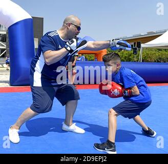 Un jeune garçon s'entraîne à la boxe, lors d'un camp d'été sportif junior, à Milan. Banque D'Images