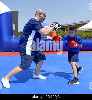 Un jeune garçon s'entraîne à la boxe, lors d'un camp d'été sportif junior, à Milan. Banque D'Images