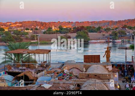 Villages nubiens – SIOU et Koti – nichés au milieu de palmiers luxuriants, leurs maisons peintes bleu ciel, rose ou jaune et souvent décorées avec des scènes hajj Ta Banque D'Images