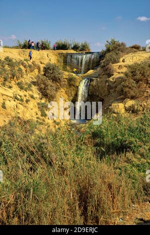 Un cours d'eau, composé d'un chenal ouvert de 9 kilomètres et d'un tunnel de 8 kilomètres, a été coupé à travers le désert du côté ouest du Fayoum de Banque D'Images