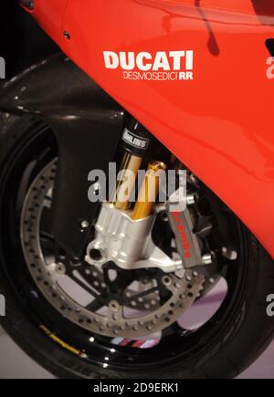 Logo Ducati sur un nouveau modèle rouge exposé à l'EICMA, le salon international de la moto et de la moto, à Milan. Banque D'Images