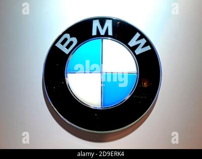 Logo BMW sur un nouveau modèle rouge présenté à l'EICMA, le salon international de la moto et de la moto, à Milan. Banque D'Images