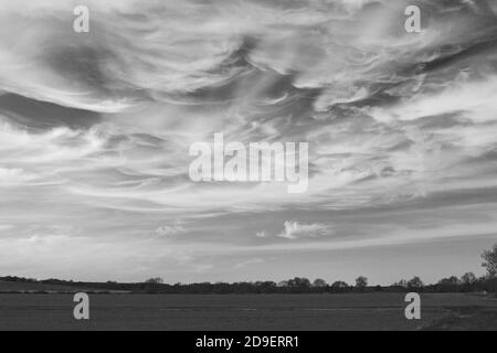 Cirrus Clouds sur Lincolnshire Wolds en noir et blanc Banque D'Images