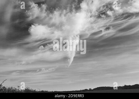 Cirrus Clouds sur Lincolnshire Wolds en noir et blanc Banque D'Images