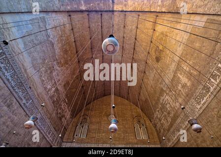 La Grande Pyramide de Gizeh est la plus ancienne et la plus grande des trois pyramides du complexe de la pyramide de Gizeh qui borde ce qui est maintenant El Gizeh, en Égypte. C'est le Banque D'Images