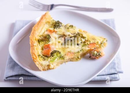 Quiche (tarte ouverte) avec truite, brocoli et fromage. Pâtisseries maison non sucrées, tarte traditionnelle. Gros plan. Banque D'Images