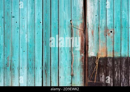 Portes en bois vert turquoise dans une ancienne maison Banque D'Images