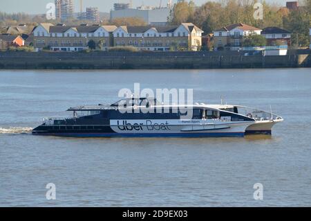 Uber Boat by Thames Clipper bateau de service d'autobus Tornado Clipper sur la Tamise Banque D'Images