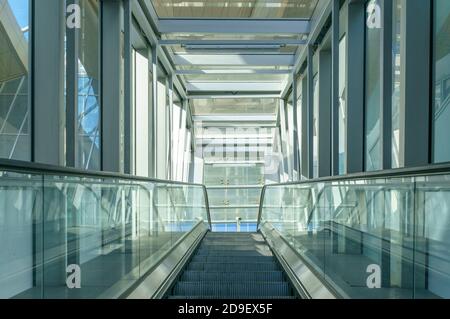 Corridor vide dans l'immeuble de bureaux modernes Banque D'Images