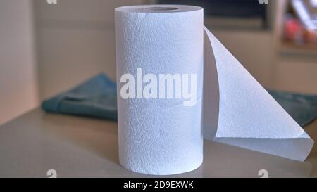 Rouleau de serviettes de papier sur une table de cuisine Banque D'Images