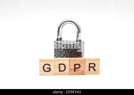 Règlement général sur la protection des données (RGPD) fabriqué à partir de blocs de bois et Cadenas métallique sur fond blanc Banque D'Images