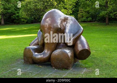 Sculpture d'éléphant commémorant les bébés impliqués dans le scandale des cendres par le sculpteur Andy Scott dans West Princes Street Gardens, Édimbourg, Écosse, Royaume-Uni Banque D'Images