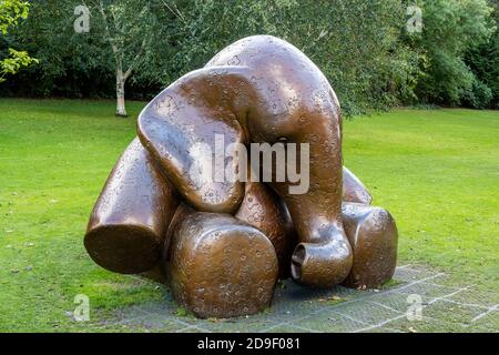 Sculpture d'éléphant commémorant les bébés impliqués dans le scandale des cendres par le sculpteur Andy Scott dans West Princes Street Gardens, Édimbourg, Écosse, Royaume-Uni Banque D'Images