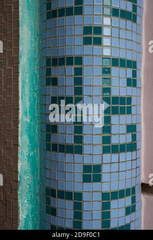 Arrière-plan vertical à partir d'un motif en mosaïque coloré. Petits carrés de carreaux de céramique. Répétitions géométriques. Banque D'Images