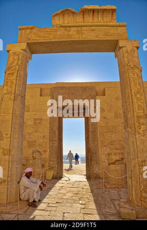 Des statues d'Horus, en forme de faucon, bordent la rampe qui mène de la deuxième cour au troisième étage. Ce troisième niveau abrite un portique avec double Banque D'Images