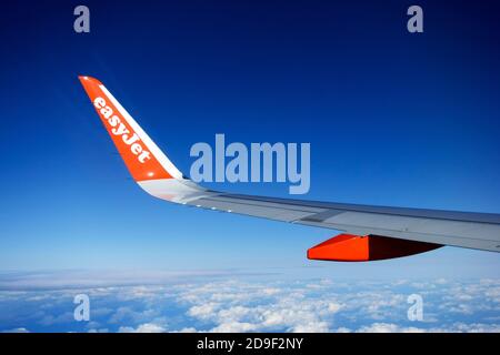 Logo easyJet, sur l'aile d'un avion en vol, contre un ciel bleu fort Banque D'Images