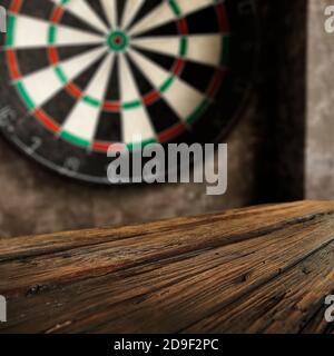 Fond de table en bois vide et espace de copie pour la nourriture et les boissons et les produits avec jeu de fléchettes sur le mur gris. Banque D'Images