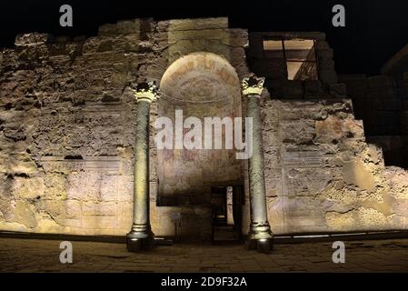 La chambre centrale sur l'axe au sud de la salle Hypostyle était le sanctuaire culte d'Amun, stuccoed par les Romains dans le 3ème siècle AD et la douleur Banque D'Images