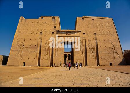 Le Temple d'Horus d'Edfu, l'un des plus impressionnants exploits de la dynastie Ptolémée en matière de construction de temple, garde un œil sur le Nil depuis le 2e Banque D'Images