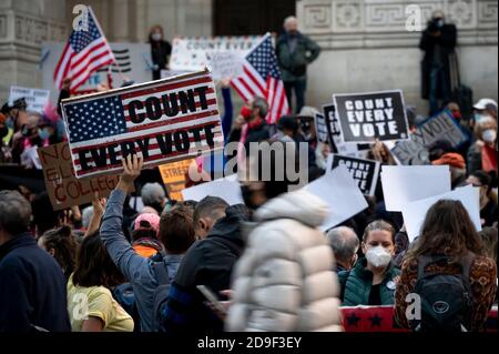 Manhattan, États-Unis. 4 novembre 2020. Les manifestants scandaient à « compter chaque vote » pour les élections nationales tout en manifestant devant la New York public Library sur la Fifth Avenue à Manhattan, aux États-Unis. Credit: Micah Casella/Alamy Live News. Banque D'Images