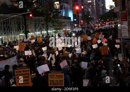 Manhattan, États-Unis. 4 novembre 2020. Des manifestants de la coalition Protect the Results défilent sur la Fifth Avenue à Manhattan, aux États-Unis. Credit: Micah Casella/Alamy Live News. Banque D'Images