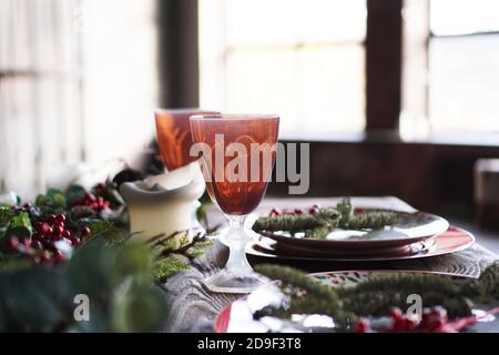 Décoration de Noël et du dîner du nouvel an sur fond flou avec lumière de la vitre Banque D'Images