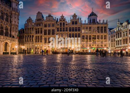 Vue sur la Grand place au coucher du soleil avec le bâtiment de l'Hôtel de ville, Bruxelles, Belgique Banque D'Images