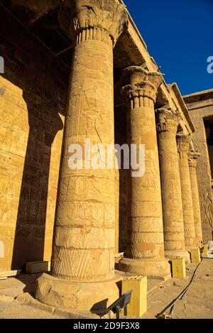 Les parois arrière de la colonnade sont recouvertes de trois Lignes de grands reliefs représentant le pharaon (Ptolémée IX Soter II ou Ptolémée X Alexander I) tenir Banque D'Images