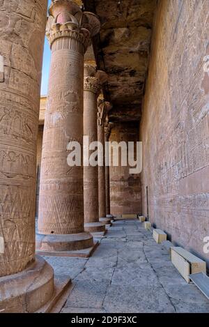 Les parois arrière de la colonnade sont recouvertes de trois Lignes de grands reliefs représentant le pharaon (Ptolémée IX Soter II ou Ptolémée X Alexander I) tenir Banque D'Images