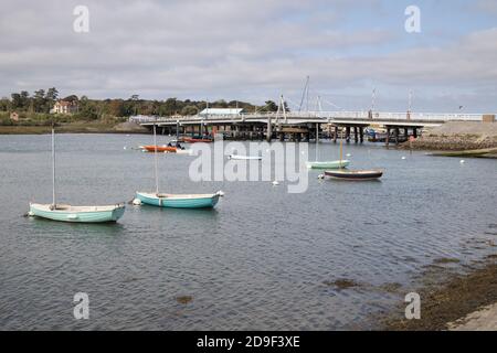 bateaux amarrés le long de la rivière yar à yarmouth sur le île de wight Banque D'Images