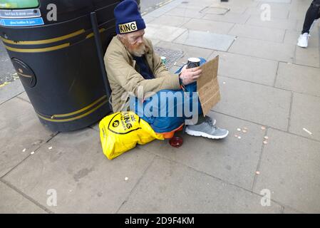 Londres, Angleterre, Royaume-Uni. Un homme sans abri mendiant à Oxford Street, le 2020 novembre Banque D'Images