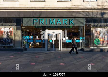 Southampton, Royaume-Uni. 05ème novembre 2020. Une femme passe devant un Primark fermé dans le centre-ville de Southampton aujourd'hui, vendredi 5 novembre. Vue sur un centre-ville calme de Southampton et sur la rue haute le premier jour du deuxième confinement national en Angleterre, au Royaume-Uni. Crédit : Henry Stephens/Alay Live News Banque D'Images