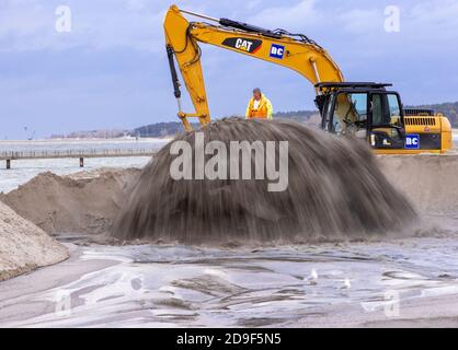 Lubmin, Allemagne. 05ème novembre 2020. Le sable est lavé sur la plage de la mer Baltique par un pipeline sous pression. Après la première vague de tempête cet automne, le 16.10.2020 septembre, les travaux de protection côtière entrepris l'année dernière ont été retardés. La tempête Gisela a causé des inondations et plusieurs 1,000 mètres cubes de sable ont été lavés. Le nouveau sable est maintenant répandu sur la plage. Credit: Jens Büttner/dpa-Zentralbild/dpa/Alay Live News Banque D'Images