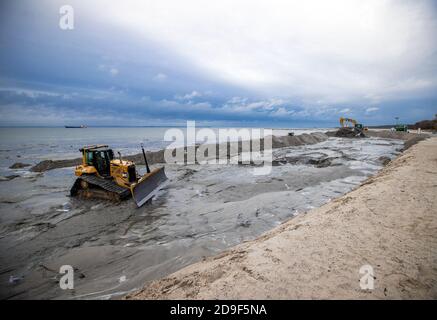 Lubmin, Allemagne. 05ème novembre 2020. Les bulldozers et les excavateurs répandent le sable délavé sur la plage de la mer Baltique. Après la première vague de tempête cet automne, le 16.10.2020 septembre, les travaux de protection côtière entrepris l'année dernière ont été retardés. La basse tempête de Gisela a causé des inondations et quelque 1,000 mètres cubes de sable ont été lavés. Le nouveau sable est maintenant répandu sur la plage. Credit: Jens Büttner/dpa-Zentralbild/dpa/Alay Live News Banque D'Images