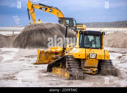 Lubmin, Allemagne. 05ème novembre 2020. Les bulldozers et les excavateurs répandent le sable délavé sur la plage de la mer Baltique. Après la première vague de tempête cet automne, le 16.10.2020 septembre, les travaux de protection côtière entrepris l'année dernière ont été retardés. La tempête Gisela a causé des inondations et quelque 1,000 mètres cubes de sable ont été lavés. Le nouveau sable est maintenant répandu sur la plage. Credit: Jens Büttner/dpa-Zentralbild/dpa/Alay Live News Banque D'Images