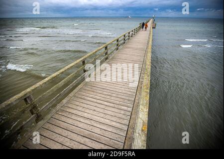 Lubmin, Allemagne. 05ème novembre 2020. Deux femmes de l'autre côté de la jetée déserte sur la plage de la mer Baltique récemment lavée. En tant que mesure de protection de la couronne, les touristes doivent quitter le Mecklembourg-Poméranie occidentale d'aujourd'hui au plus tard. Un verrouillage partiel de quatre semaines a commencé dans toute l'Allemagne sur 02.11.2020 pour ralentir la propagation du virus corona. Credit: Jens Büttner/dpa-Zentralbild/dpa/Alay Live News Banque D'Images