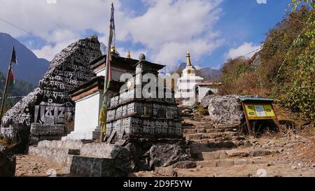 Monuments religieux bouddhistes et pierres omanaises en plus d'un sentier sur l'Everest base Camp Trek, Khumbu, Himalaya, Népal. Banque D'Images