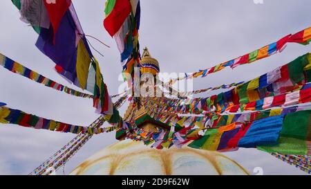 Drapeaux de prière bouddhistes colorés au sommet de la célèbre Boudhanath stupa (Boudha) dans le centre de Katmandou, Népal, l'un des plus grands stupas sphériques du monde. Banque D'Images