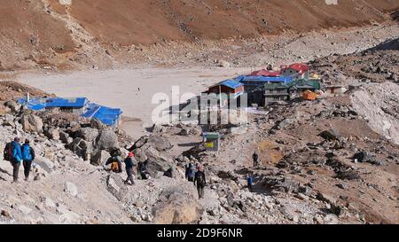 Groupe de randonneurs arrivant dans le village reculé de Gorakshep (altitude 5,164 m), le dernier arrêt avant le camp de base du mont Everest dans l'Himalaya, au Népal. Banque D'Images