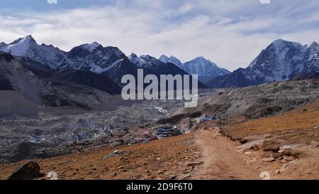 Magnifique vue panoramique sur le glacier de Khumbu et le village de Sherpa Gorakshep, au Népal, dernière étape avant le mont Everest, avec des montagnes majestueuses enneigées. Banque D'Images