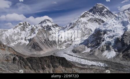 Vue panoramique spectaculaire du Mont Everest (sommet: 8,848 m) entouré de montagnes enneigées et de la célèbre glace de Khumbu chute au Népal. Banque D'Images